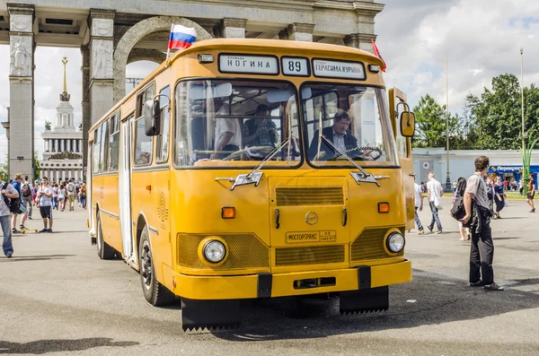 Antiguo autobús soviético en la exposición de transporte raro en Moscú —  Fotos de Stock