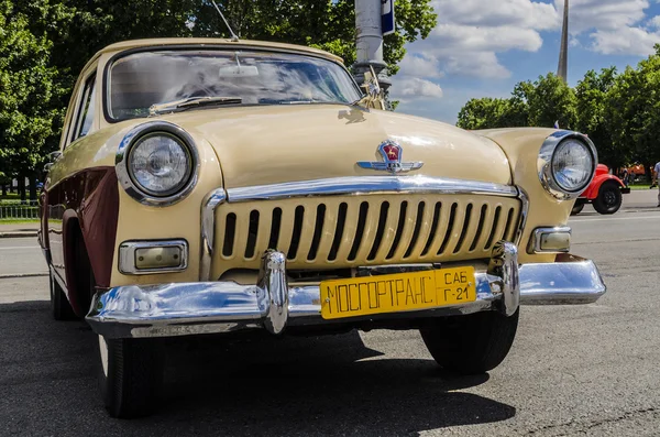 Vintage ryska sovjetiska retro legendariska personbil på gatorna i Moskva — Stockfoto