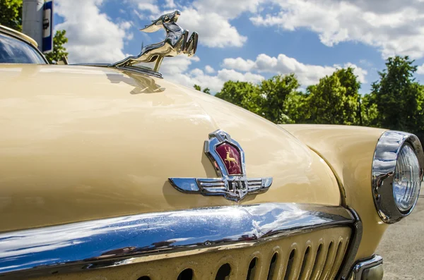 Vintage Rus Sovyet retro binek efsanevi otomobil Moskova sokaklarında