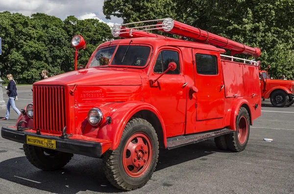 Velho caminhão de bombeiros soviético na exposição de transporte raro em Moscou — Fotografia de Stock