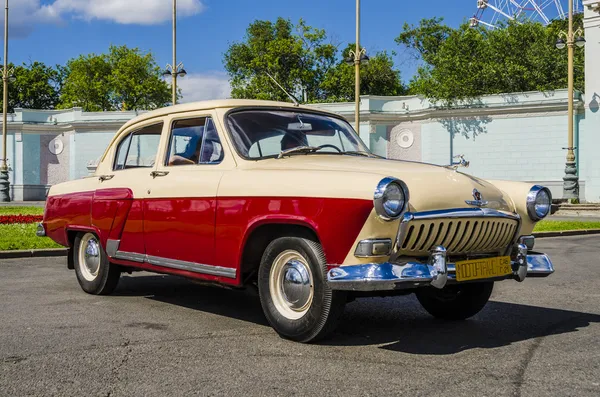 Vintage russo soviético retro passageiro carro lendário nas ruas de Moscou — Fotografia de Stock