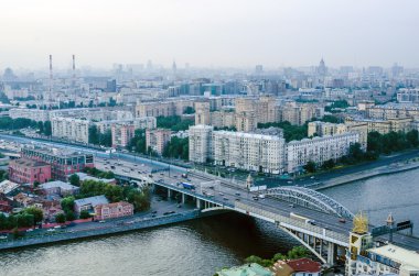 Serçe tepeleri üzerinde üstten görünüm sokaklar ve meydanlar Moskova konut bloğu tepesinden. turist panorama