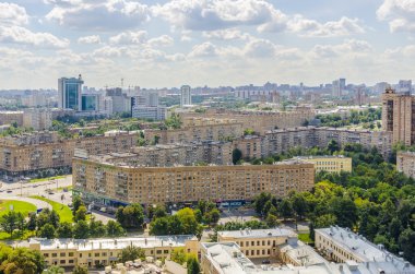 Serçe tepeleri üzerinde üstten görünüm sokaklar ve meydanlar Moskova konut bloğu tepesinden. turist panorama
