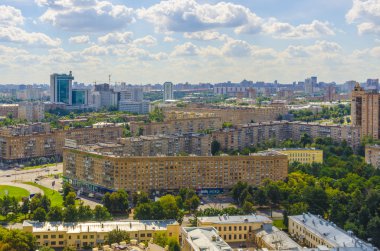 Serçe tepeleri üzerinde üstten görünüm sokaklar ve meydanlar Moskova konut bloğu tepesinden. turist panorama
