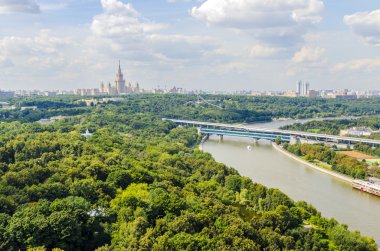 Serçe tepeleri üzerinde üstten görünüm sokaklar ve meydanlar Moskova konut bloğu tepesinden. turist panorama