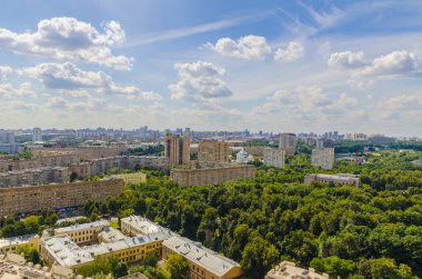 Serçe tepeleri üzerinde üstten görünüm sokaklar ve meydanlar Moskova konut bloğu tepesinden. turist panorama