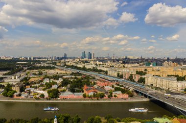 Serçe tepeleri üzerinde üstten görünüm sokaklar ve meydanlar Moskova konut bloğu tepesinden. turist panorama