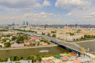 Serçe tepeleri üzerinde üstten görünüm sokaklar ve meydanlar Moskova konut bloğu tepesinden. turist panorama