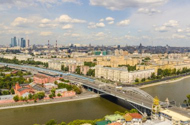 Serçe tepeleri üzerinde üstten görünüm sokaklar ve meydanlar Moskova konut bloğu tepesinden. turist panorama