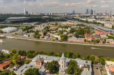 Serçe tepeleri üzerinde üstten görünüm sokaklar ve meydanlar Moskova konut bloğu tepesinden. turist panorama