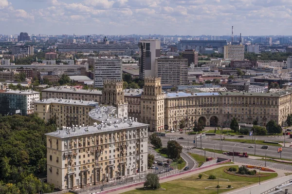 Pohled shora na ulicích a náměstích Moskvy z horní části bloku bytů na Vrabčích horách. turistické panorama — Stock fotografie