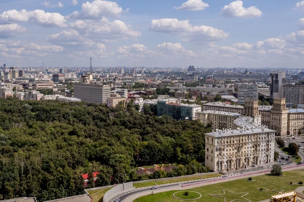 Bovenaanzicht van de straten en pleinen van Moskou vanaf de bovenkant van een blok van flats op de Mussenheuvels. toeristische panorama — Stockfoto
