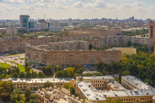 Vue de dessus des rues et des places de Moscou depuis le sommet d'un bloc d'appartements sur les collines Sparrow. Panorama touristique — Photo
