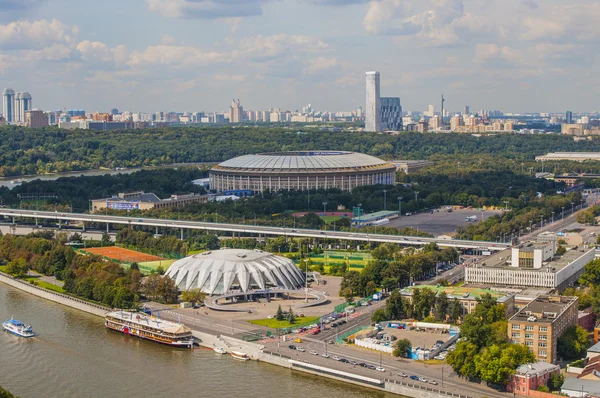 Widok z góry ulice i Place Moskwy od góry bloku na wzgórzach Wróbel. panorama turystyczna — Zdjęcie stockowe