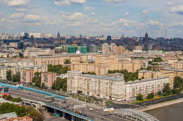 Serçe tepeleri üzerinde üstten görünüm sokaklar ve meydanlar Moskova konut bloğu tepesinden. turist panorama