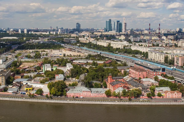 Pohled shora na ulicích a náměstích Moskvy z horní části bloku bytů na Vrabčích horách. turistické panorama — Stock fotografie