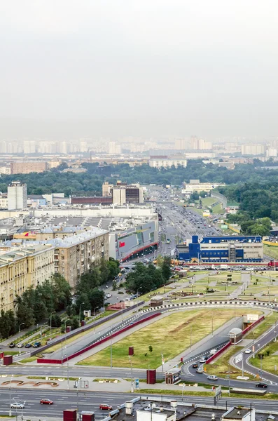 Vista superior de las calles y plazas de Moscú desde la parte superior de un bloque de pisos en las colinas del Gorrión. Panorama turístico —  Fotos de Stock