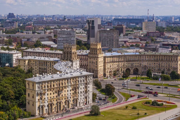 Vista superior de las calles y plazas de Moscú desde la parte superior de un bloque de pisos en las colinas del Gorrión. Panorama turístico — Foto de Stock