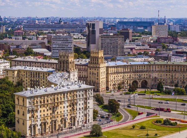 Pohled shora na ulicích a náměstích Moskvy z horní části bloku bytů na Vrabčích horách. turistické panorama — Stock fotografie