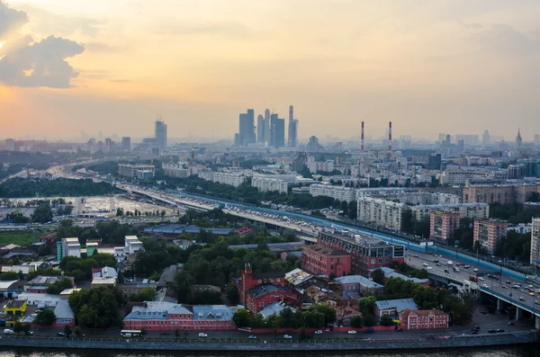 すずめの丘の上のアパートのブロックの上からモスクワの広場や通りの平面図です。観光パノラマ — ストック写真