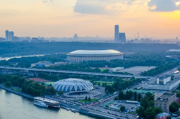 Ovansida av gator och torg av moscow från toppen av ett block av lägenheter på sparrow kullarna. Tourist panorama — Stockfoto