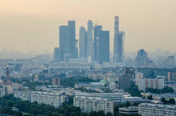 Blick von oben auf die Straßen und Plätze Moskaus von der Spitze eines Wohnblocks auf den Spatzenhügeln. Touristenpanorama — Stockfoto