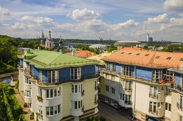 Blick von oben auf die Straßen und Plätze Moskaus von der Spitze eines Wohnblocks auf den Spatzenhügeln. Touristenpanorama — Stockfoto