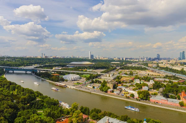 Serçe tepeleri üzerinde üstten görünüm sokaklar ve meydanlar Moskova konut bloğu tepesinden. turist panorama