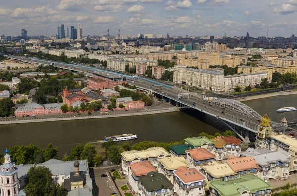 Blick von oben auf die Straßen und Plätze Moskaus von der Spitze eines Wohnblocks auf den Spatzenhügeln. Touristenpanorama — Stockfoto