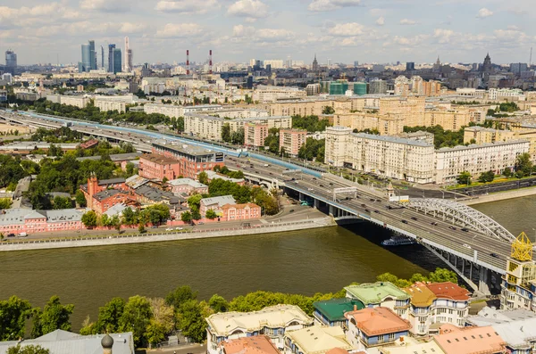 Vue de dessus des rues et des places de Moscou depuis le sommet d'un bloc d'appartements sur les collines Sparrow. Panorama touristique — Photo