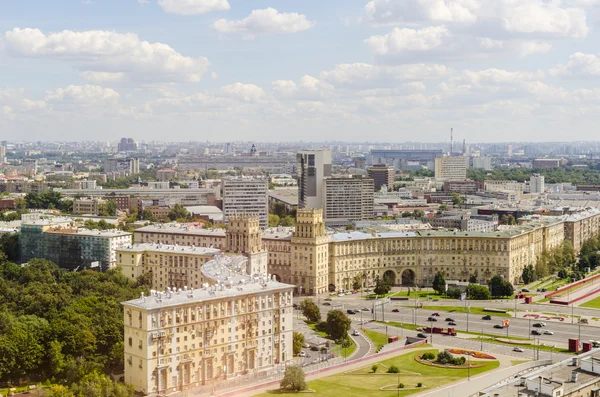 Pohled shora na ulicích a náměstích Moskvy z horní části bloku bytů na Vrabčích horách. turistické panorama — Stock fotografie