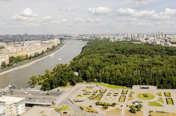 Pohled shora na ulicích a náměstích Moskvy z horní části bloku bytů na Vrabčích horách. turistické panorama — Stock fotografie