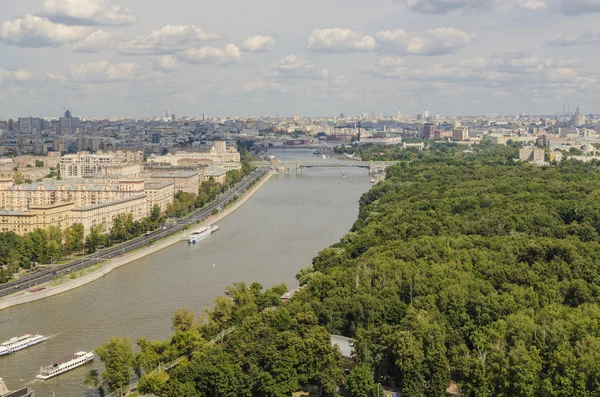 Pohled shora na ulicích a náměstích Moskvy z horní části bloku bytů na Vrabčích horách. turistické panorama — Stock fotografie