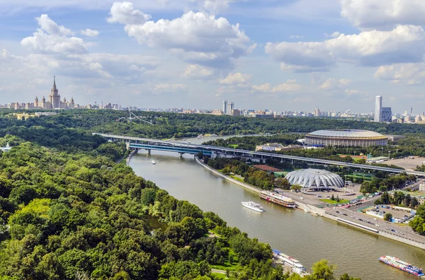 Vista superior de las calles y plazas de Moscú desde la parte superior de un bloque de pisos en las colinas del Gorrión. Panorama turístico Imágenes De Stock Sin Royalties Gratis