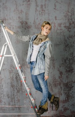 kot pantolon ve ceket merdiven merdiven ve kadınlar üzerinde duran genç kız