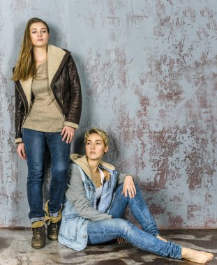 iki genç kız bir şey tartışmak ve gülüyor