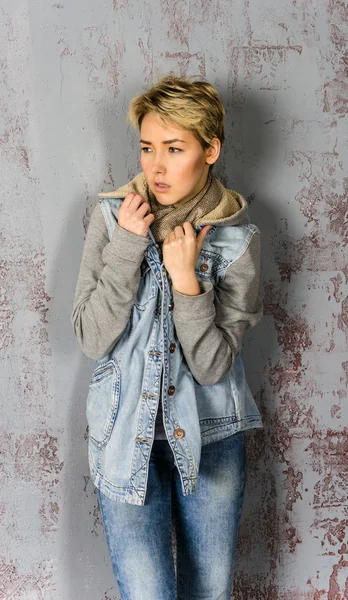 Una giovane ragazza si alza e si crogiola e giacca di jeans — Foto Stock