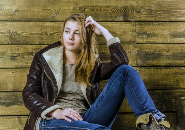 Menina bonita nova com cabelos longos em jaqueta de couro e jeans — Fotografia de Stock