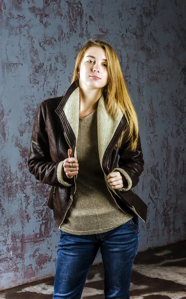 Genç güzel kız uzun saçlı deri ceket ve kot pantolon — Stok fotoğraf