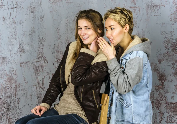 Twee jonge meisjes iets bespreken en lachen — Stockfoto