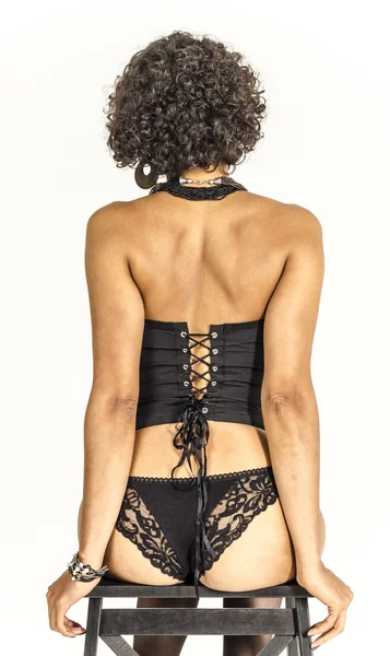 Siyah iç çamaşırı ve çoraplı güzel melez kadın.