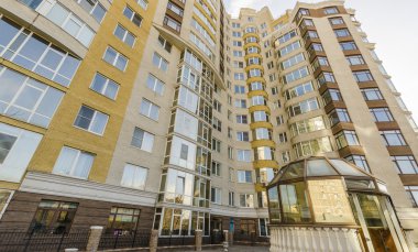 çok katlı konut daire ve balkon ile bina modern. kadar uzanan cepheler.