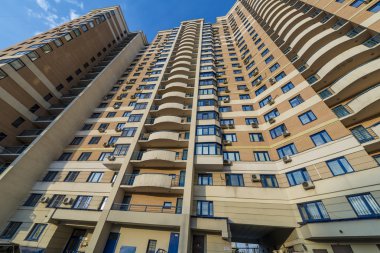 çok katlı konut daire ve balkon ile bina modern. kadar uzanan cepheler.