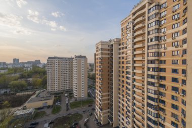 yerleşim alanları ve gün batımında bahar Moskova sokaklarında görünüm