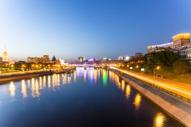 Moskova Nehri ve gece geç saatlerde tarihi şehir merkezi görünümü