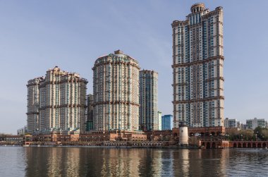 çok katlı konut daire ve balkon ile bina modern. kadar uzanan cepheler.