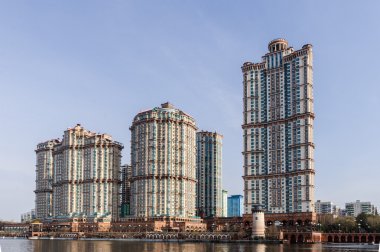 çok katlı konut daire ve balkon ile bina modern. kadar uzanan cepheler.