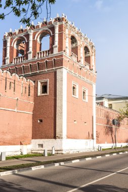 Kulenin duvar ve Rus Barok tarzı Moskova'da Ortodoks Manastırı'nın