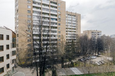 yerleşim alanları ve gün batımında bahar Moskova sokaklarında görünüm
