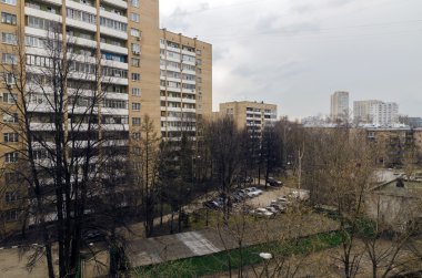 yerleşim alanları ve gün batımında bahar Moskova sokaklarında görünüm